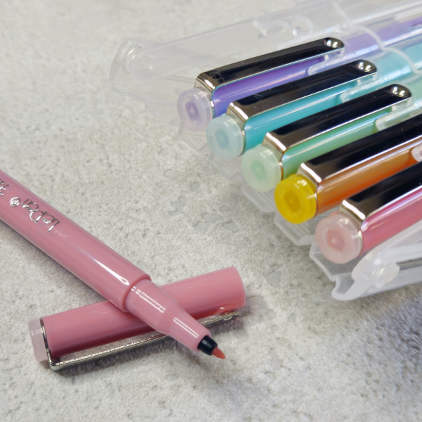 Stifte in einer stabilen, wiederverschliessbaren Kunststoffverpackung